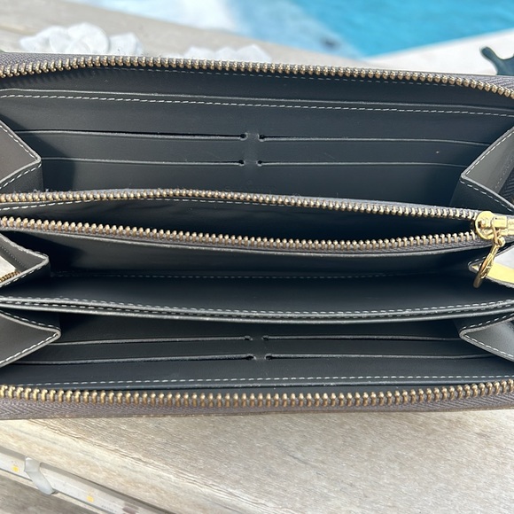 Louis Vuitton Wallet - Picture 4 of 4